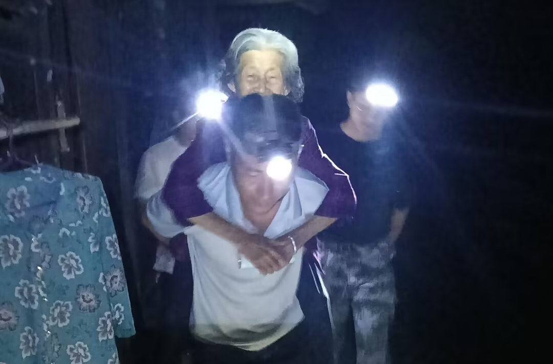 党旗在防汛抗灾一线高高飘扬|暴雨橙色预警来袭！中方县新路河镇紧急转移群众85人