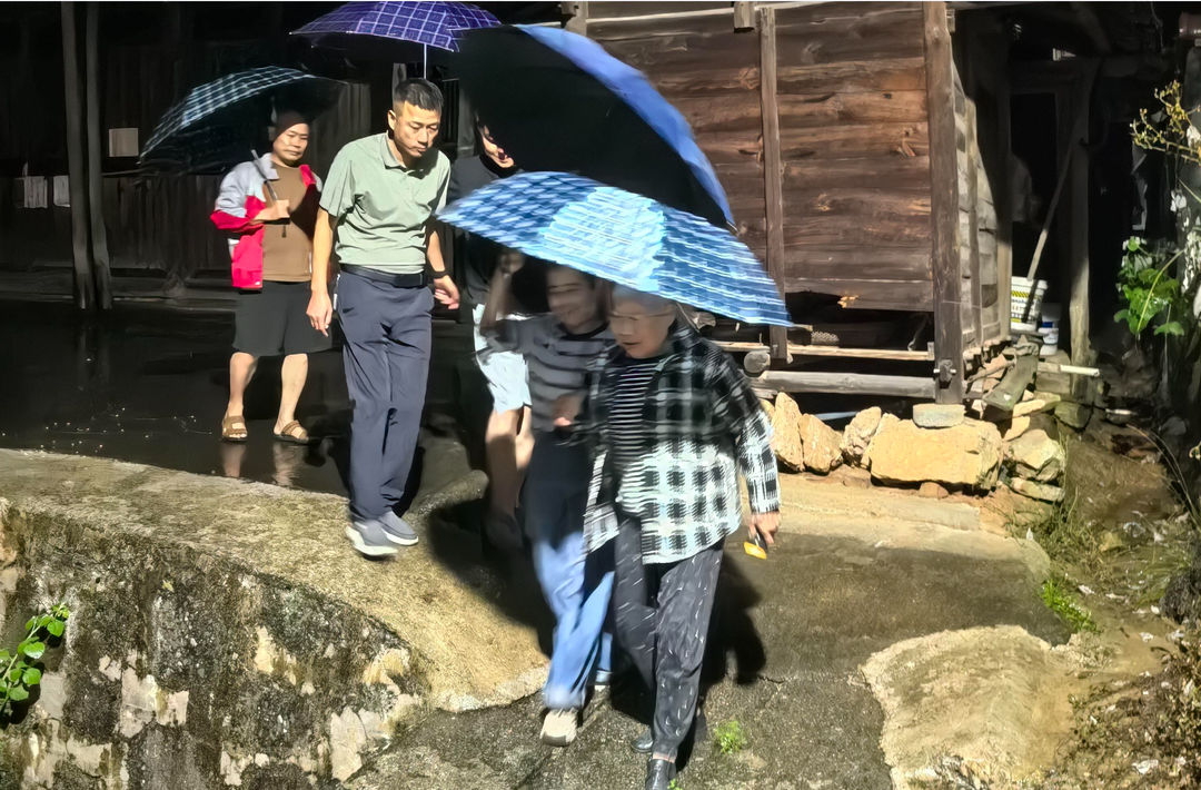 党旗在防汛抗灾一线高高飘扬|闻“汛”而动抢时效 冲锋一线守安澜 中方县全力筑牢防汛安全屏障