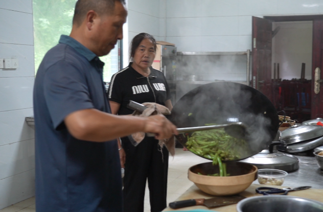 党旗在防汛抗灾一线高高飘扬｜一碗热饭、一部电影 蒿吉坪瑶族乡安置点温情守护暖民心