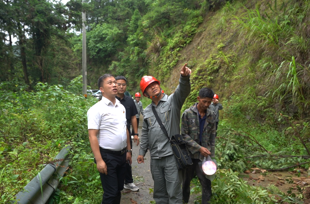 党旗在防汛抗灾一线高高飘扬｜中方县接龙镇：山体滑坡致道路中断 紧急封控排险保汛期通行安全