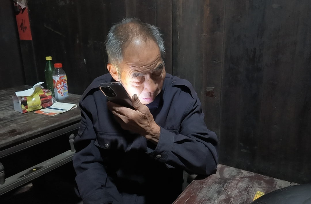 党旗在防汛抗灾一线高高飘扬丨中方县铁坡镇八旬老党员让出祖宅 守好汛期群众转移临时港湾