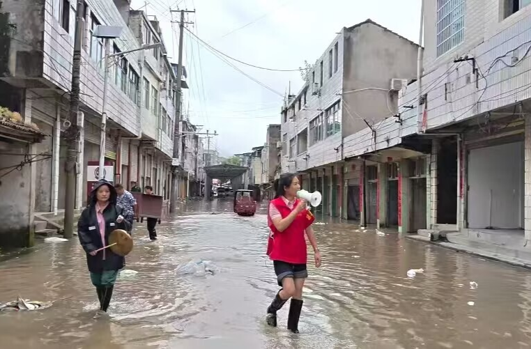 党旗在防汛抗灾一线高高飘扬丨熊添：党的好女儿，却是妈妈的“漏风袄”