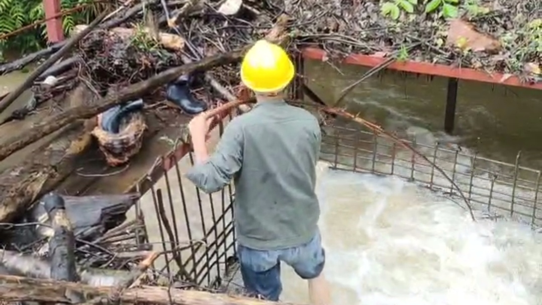 党旗在防汛抗灾一线高高飘扬｜蒿吉坪瑶族乡：双手“挖”出群众出行安全路