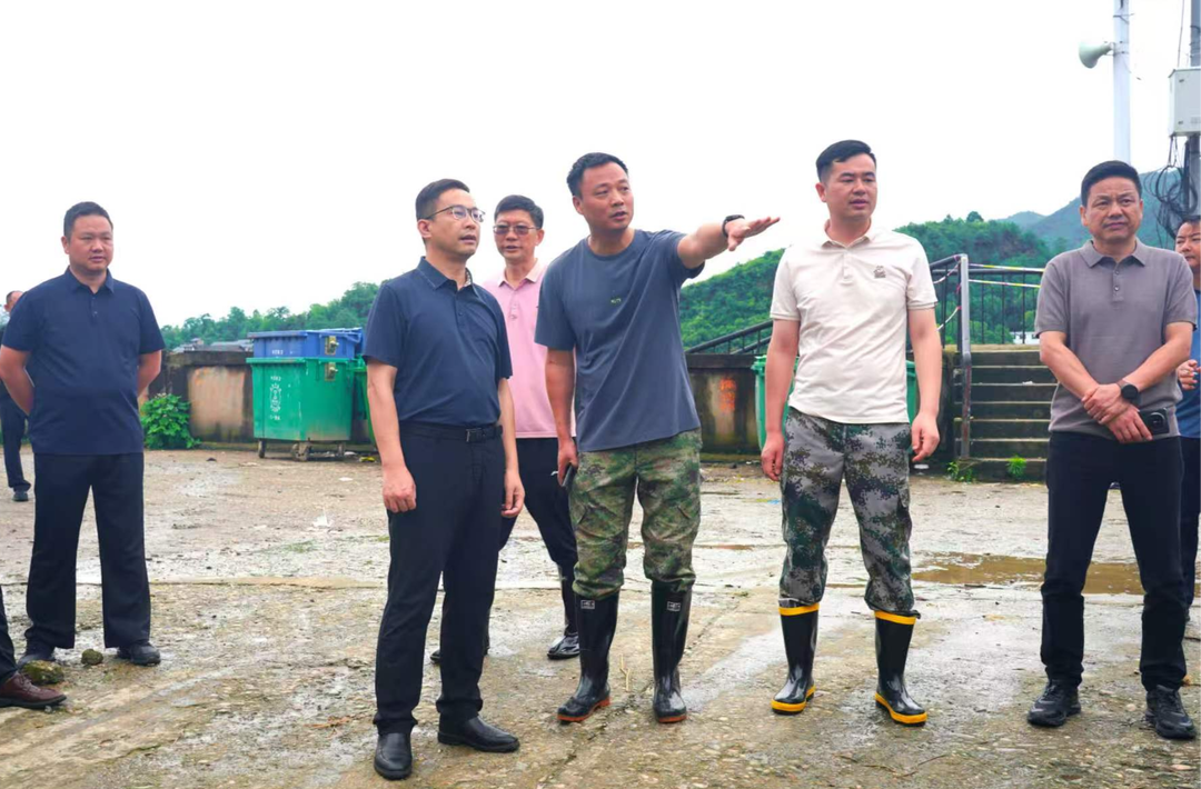 周华特在铜湾镇、新路河镇督导检查防汛救灾工作