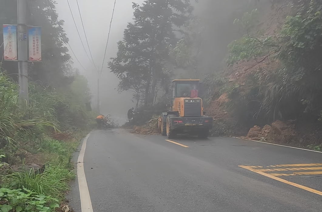 党旗在防汛抗灾一线高高飘扬丨中方县公路建设养护中心：全力抢通水毁公路 筑牢防汛“生命线”