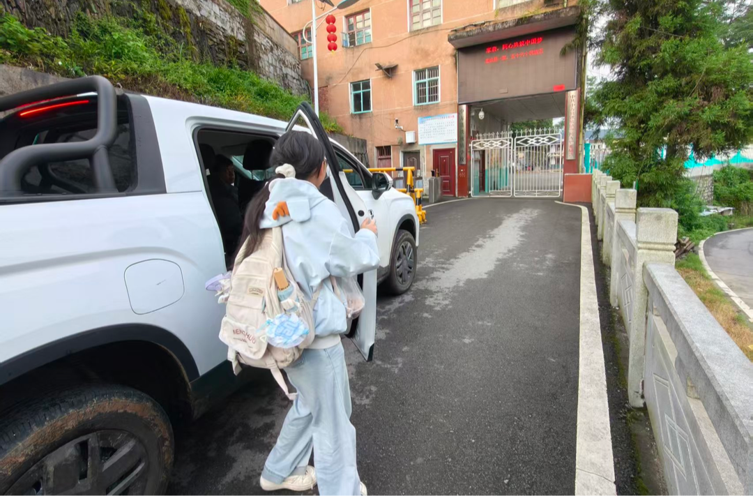 党旗在防汛抗灾一线高高飘扬丨中方县铁坡镇：防汛护学有温度 民生兜底显担当