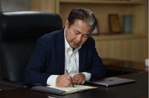 藏在深圳的隐形工厂：孕育两大千亿手机玻璃巨头，却几乎无人知晓