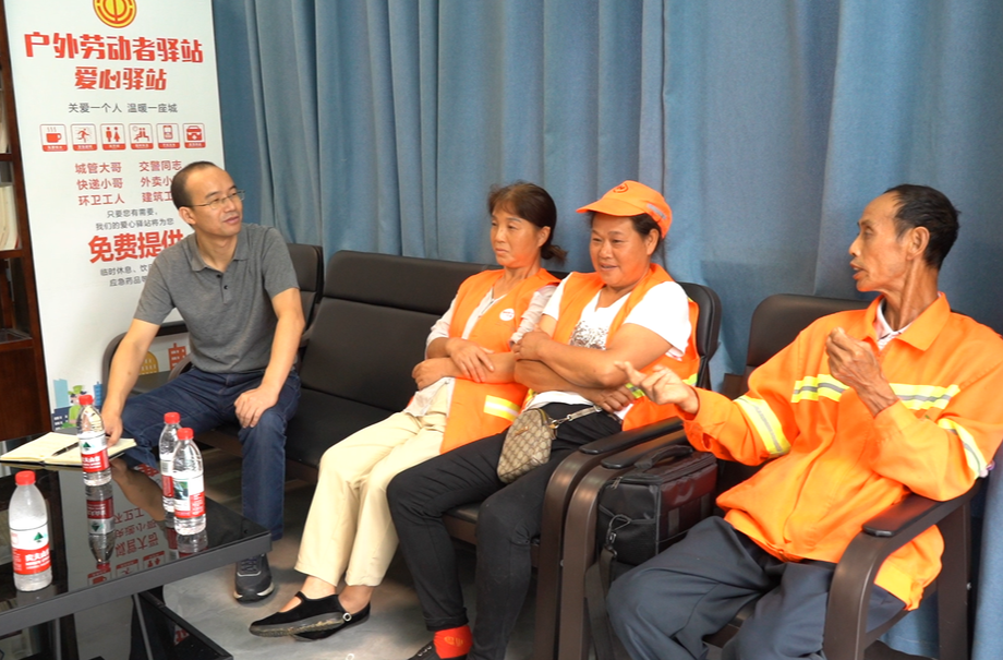 深入一线暖民心——中方县总工会开展工会驿站“当一天站长”主题值守活动