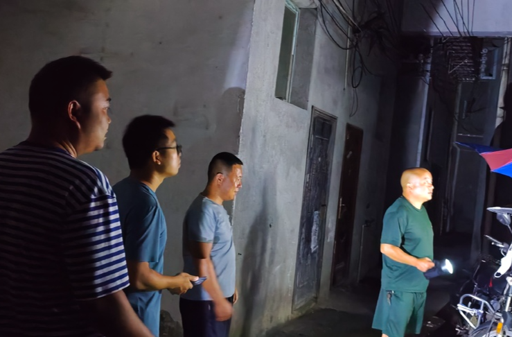 中方县接龙镇开展消防安全夜查行动