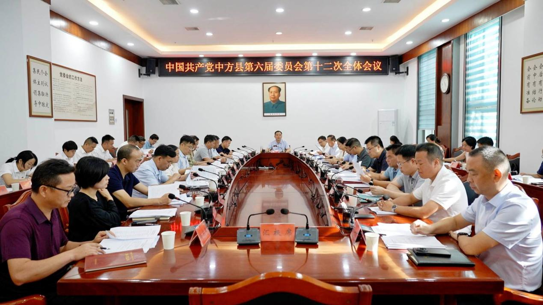 县委六届十二次全会召开