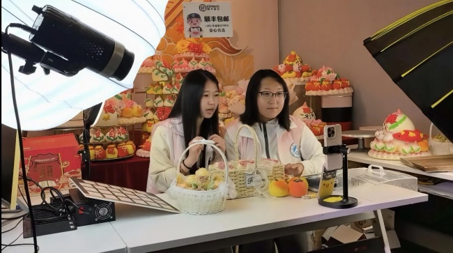 彩笔绘非遗文脉 青春传胶东饽香