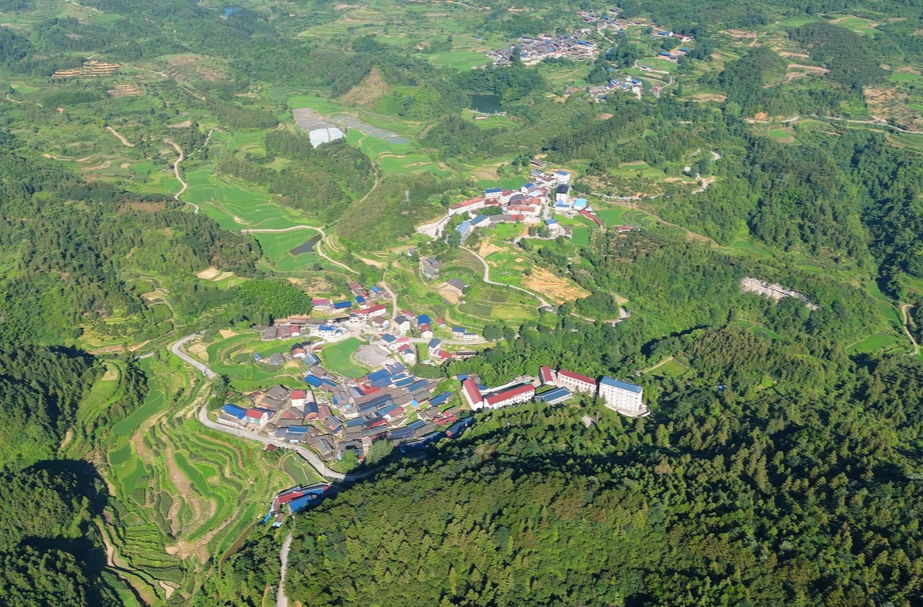 中方县花桥镇龙场村：青山叠翠藏田园