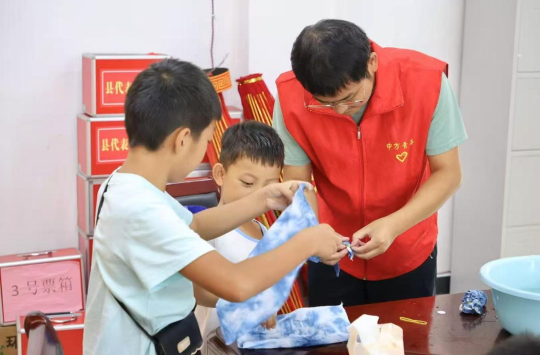 中方县铁坡镇民政社工站：非遗扎染进课堂 美育浸润少年心