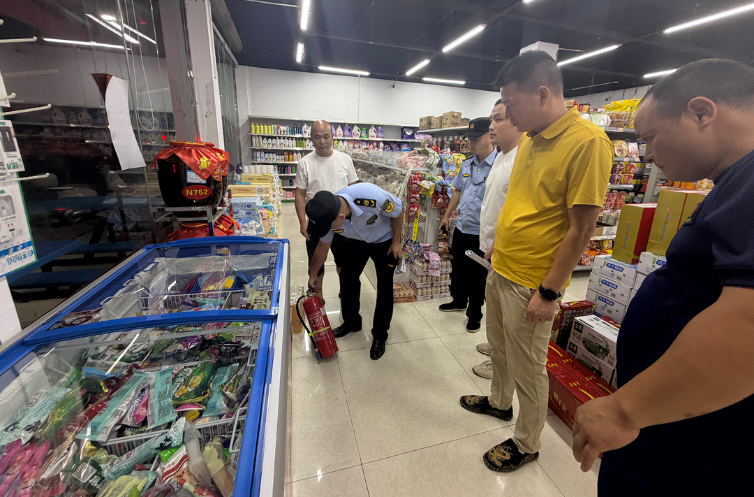 中方县泸阳镇：夜间巡查不松懈 筑牢安全防火墙，开展消防安全夜间联合排查行动