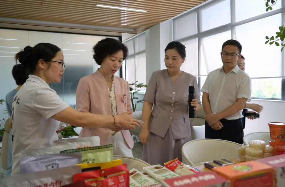 省妇联党组书记、主席杨兰英一行到中方县调研