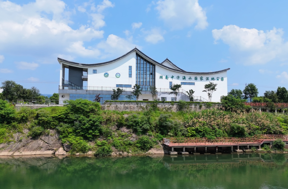 湖南中方㵲水国家湿地公园：碧水映蓝天 生态美景入画来