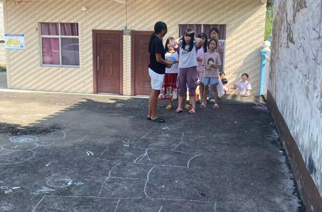 中方县铜鼎镇民政社工站：复古趣味运动会丰富留守儿童暑期生活