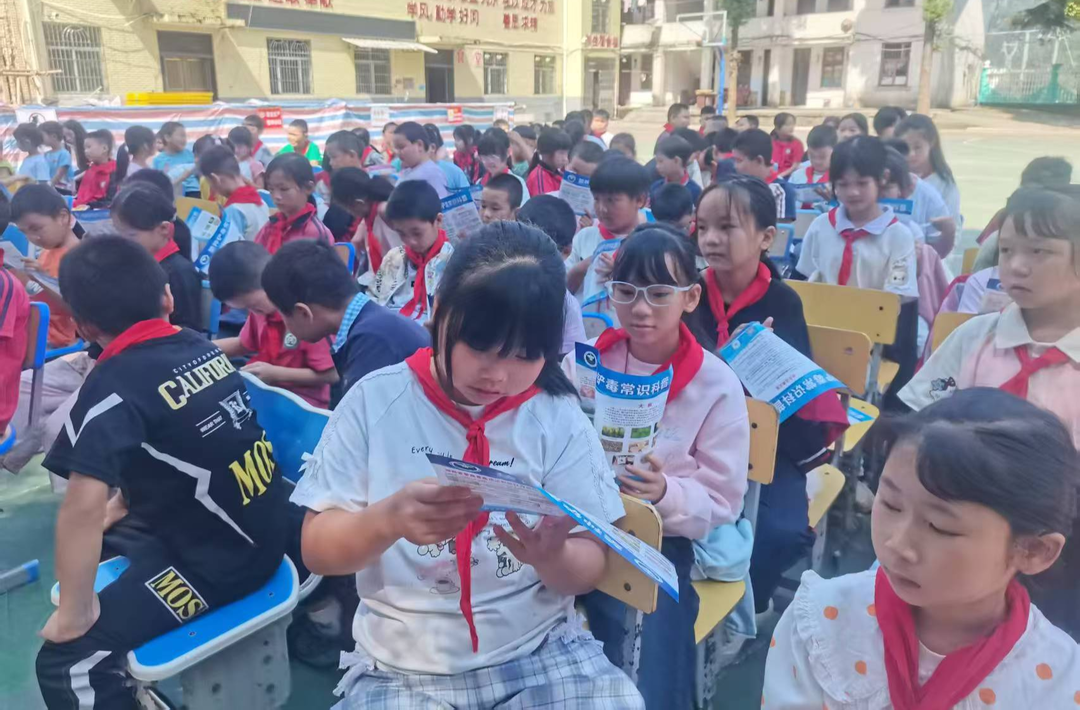 中方县铁坡镇多部门联动上好安全法治“开学第一课”