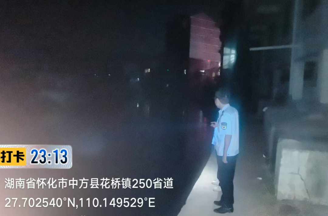 中方县花桥镇行政综合执法大队夜巡龙门河 严厉打击电鱼毒鱼违法行为