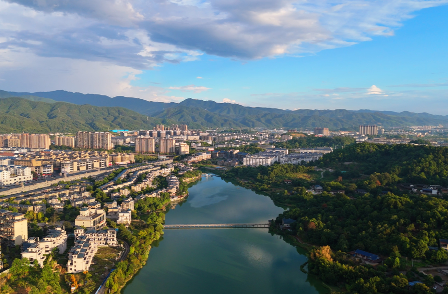 中方县：雨霁彩虹卧 一城山水诗