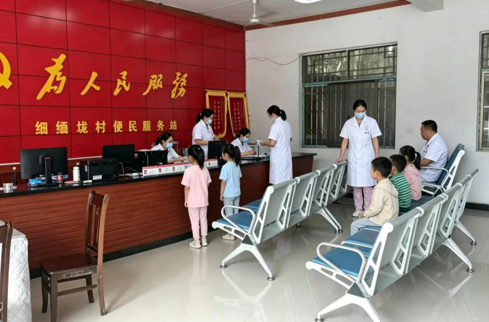 中方县泸阳镇细缅垄村：党群阵地送光明 暖心义诊护“瞳”真