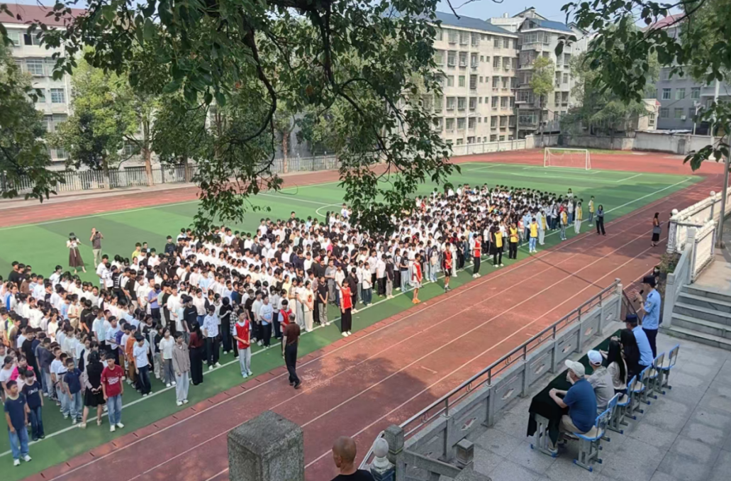 中方县泸阳镇：法治宣讲进校园 平安护航助成长