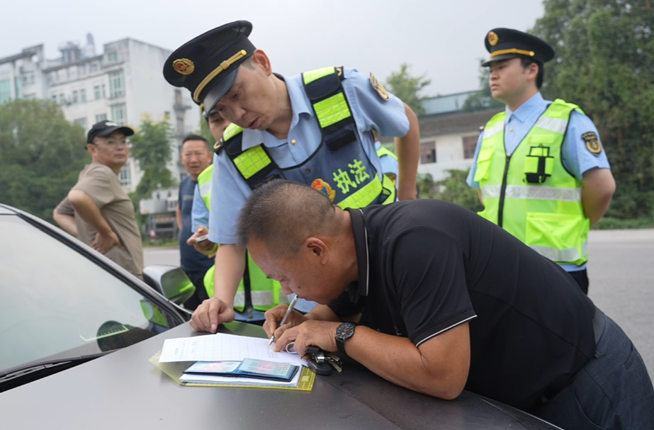 中方县交通运输综合行政执法大队到泸阳镇开展道路运输领域“打非治违”专项整治行动