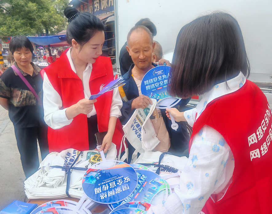 中方县泸阳镇：赶集宣传零距离 网络安全入人心