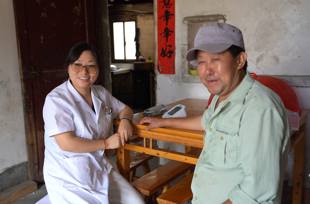 代表委员风采｜杨丹丹：白衣执甲护民生 履职担当暖乡邻