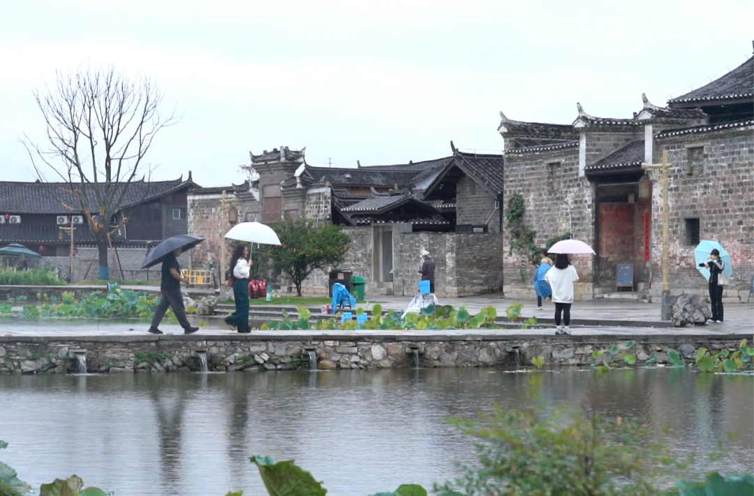 视频｜中方：国庆首日烟雨荆坪醉游人