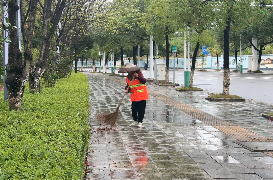 秋雨中的坚守 中方县环卫工人守护洁净假期