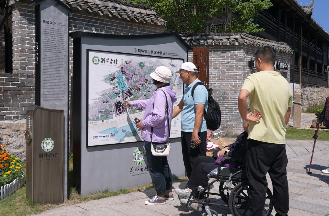 服务暖人心 荆坪古村全力护航游客国庆畅游