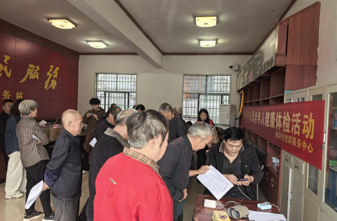 中方：党群阵地义诊忙   暖心服务入民心