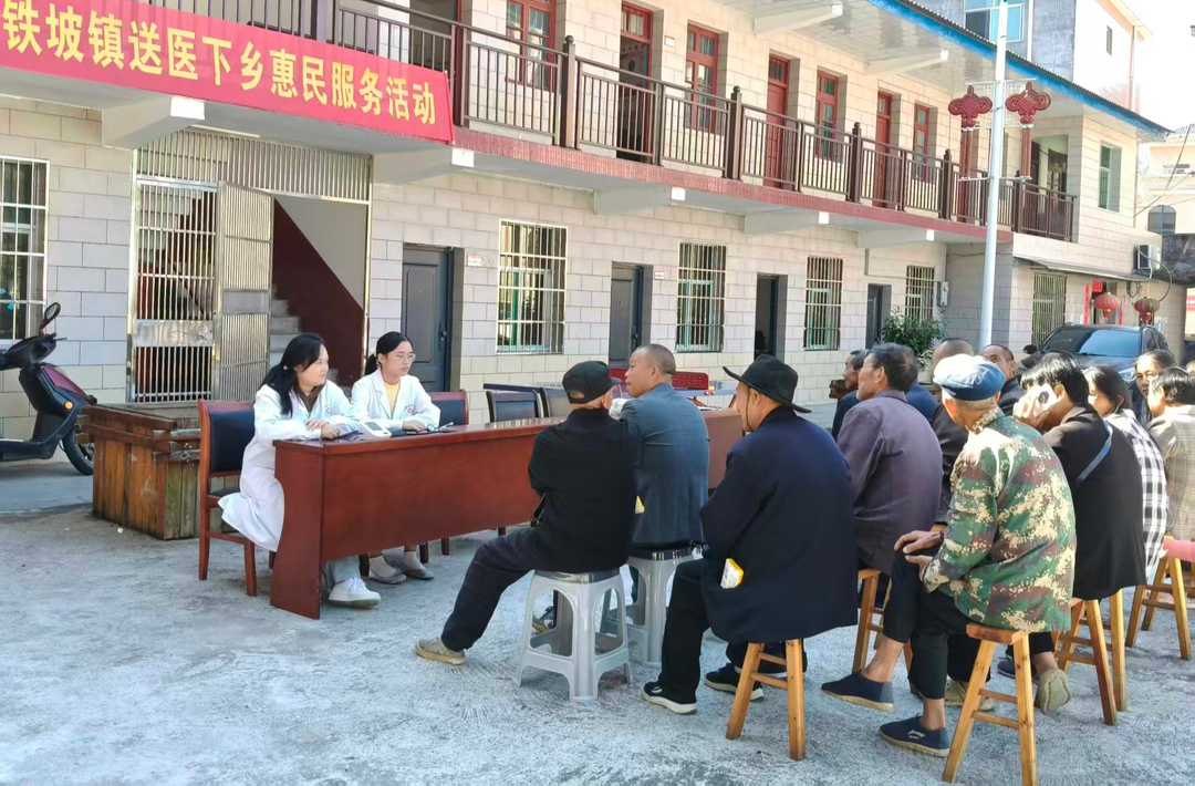 中方县铁坡镇：寒露义诊进活龙 党群服务暖民心