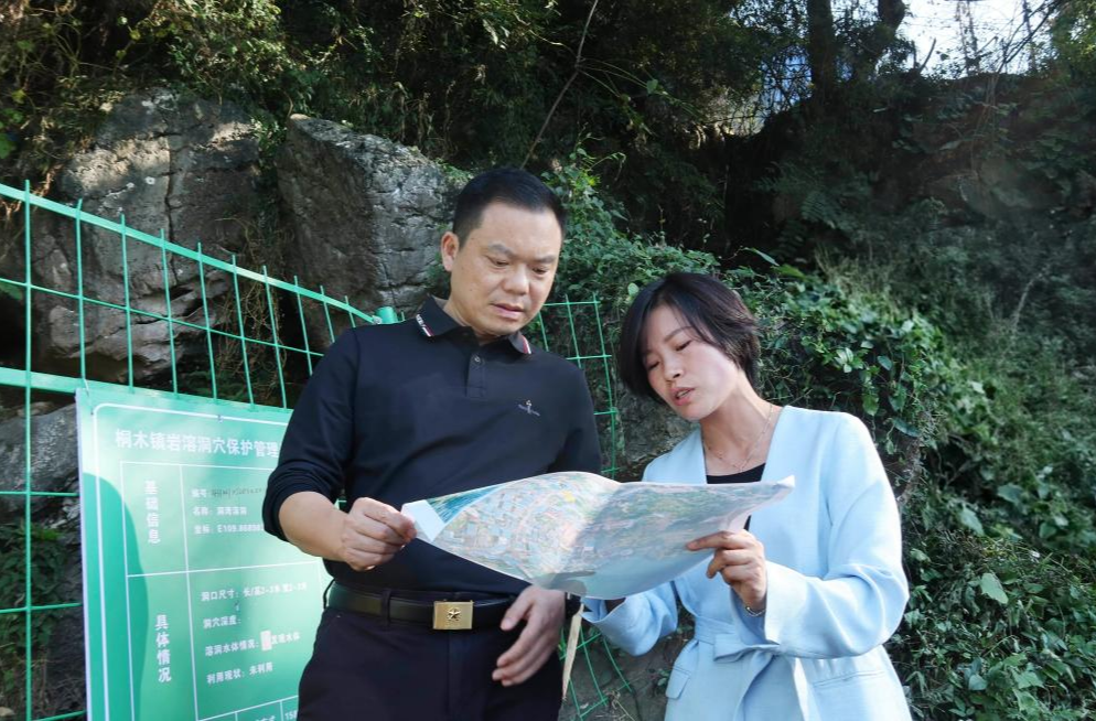 胡杰在桐木镇、中方镇调研污染溶洞整治、秸秆禁限烧管控工作