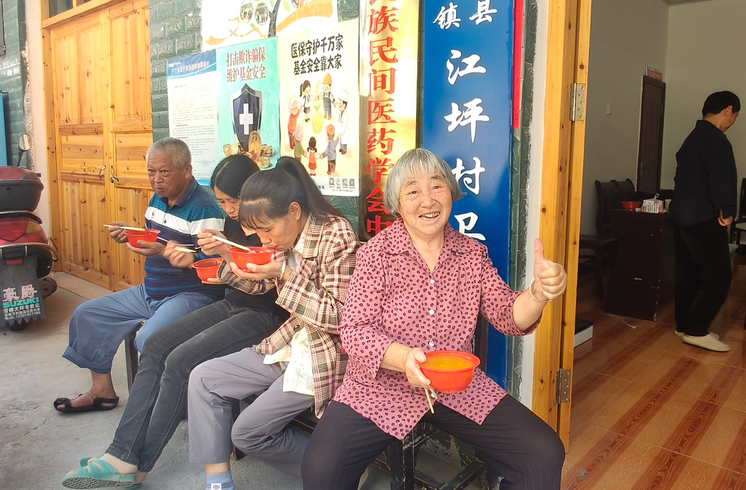 中方县铁坡镇：寒露润秋暖  养老护夕阳