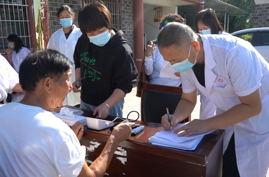 中方县中方镇栗山村：寒露送暖 义诊惠民