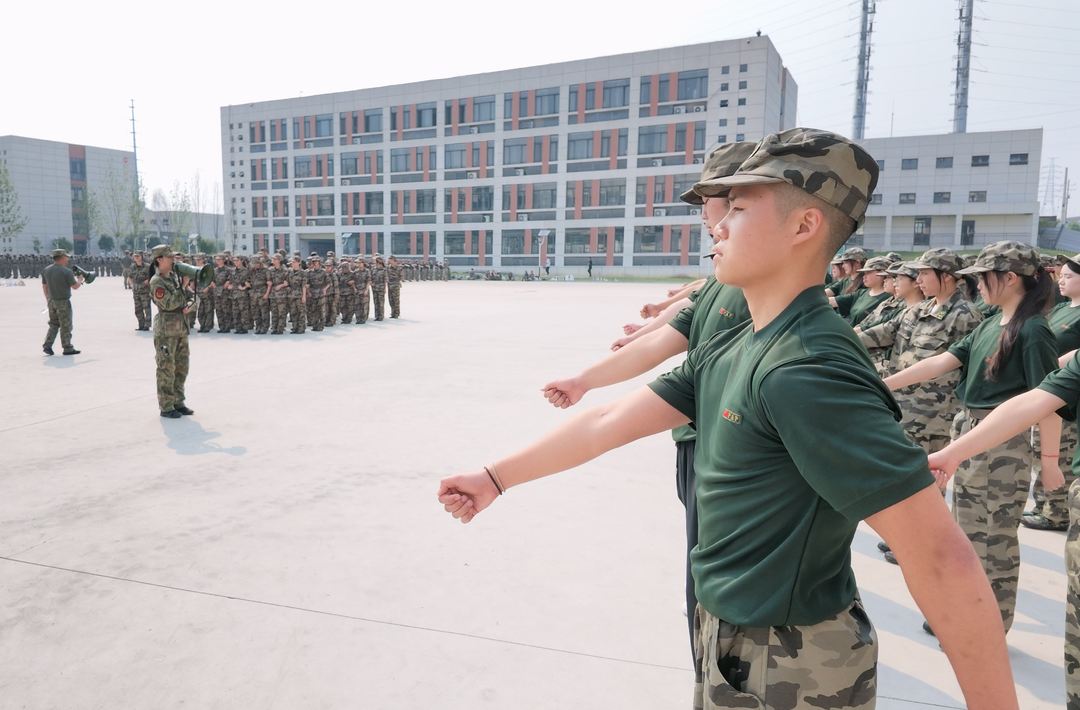 中方县人武部：助力高校新生上好国防第一课
