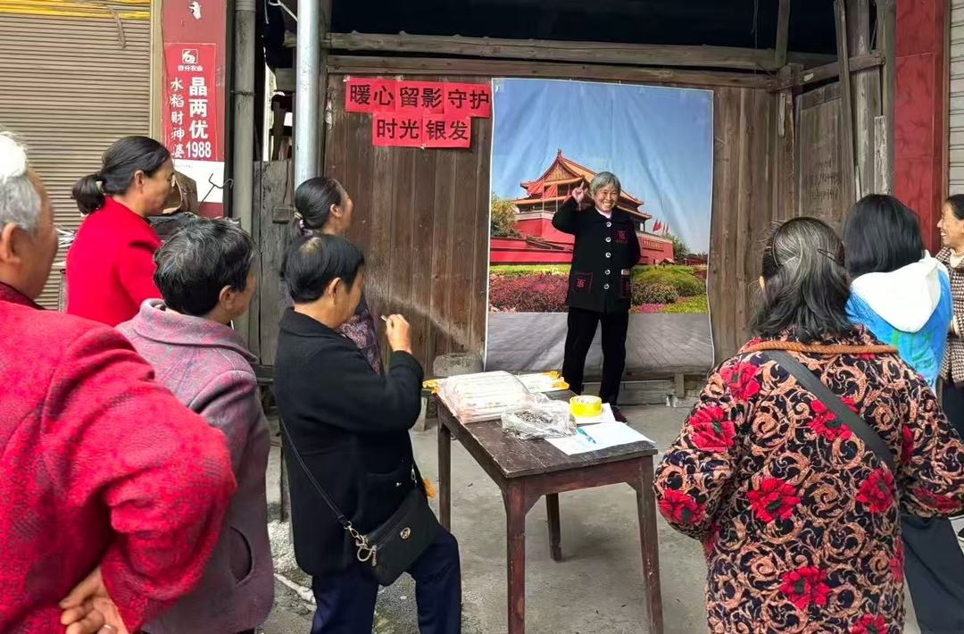 中方县铁坡镇民政社工站联合铁兴社区开展老年公益摄影活动