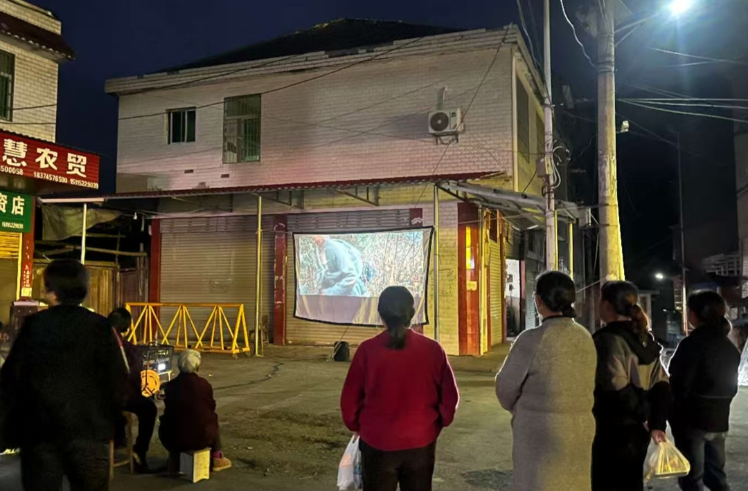 中方县铁坡镇铁兴社区开展公益红色电影放映活动