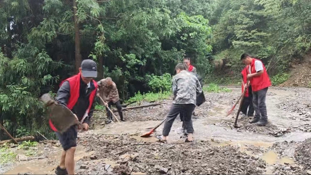 党旗在防汛抗灾一线高高飘扬|蒿吉坪瑶族乡全力迎战强降雨 多措并举保平安