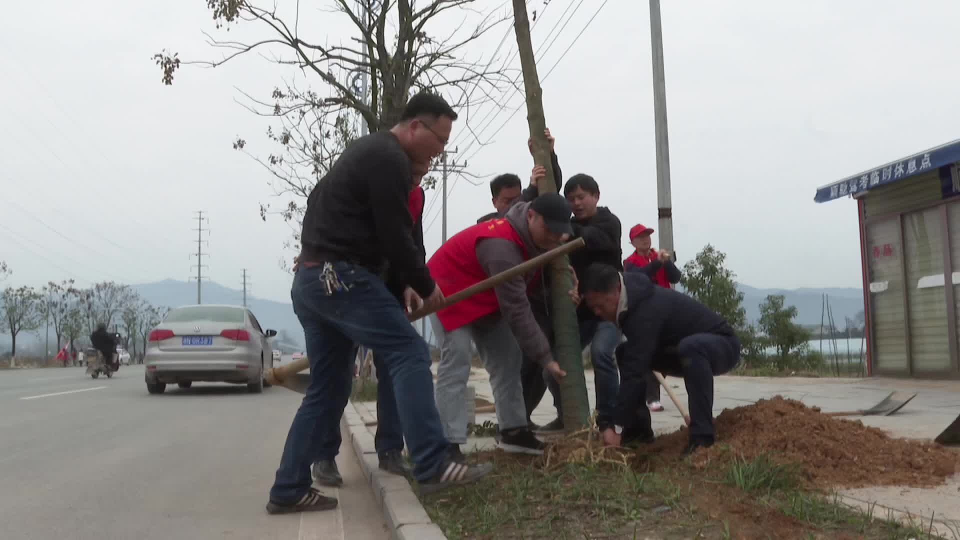 350名干部职工参与义务植树活动 中方掀起全县植树造林热潮