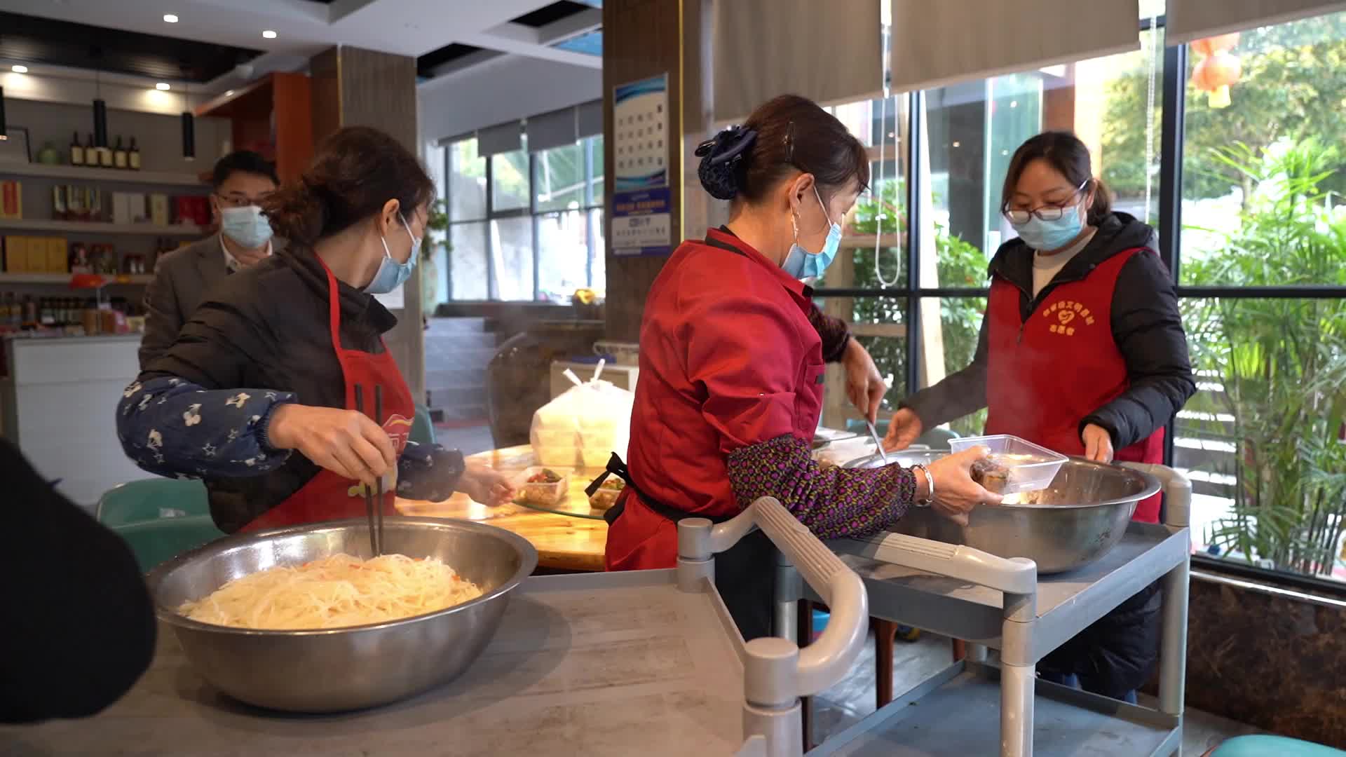 一盒热饭菜 温暖防疫人