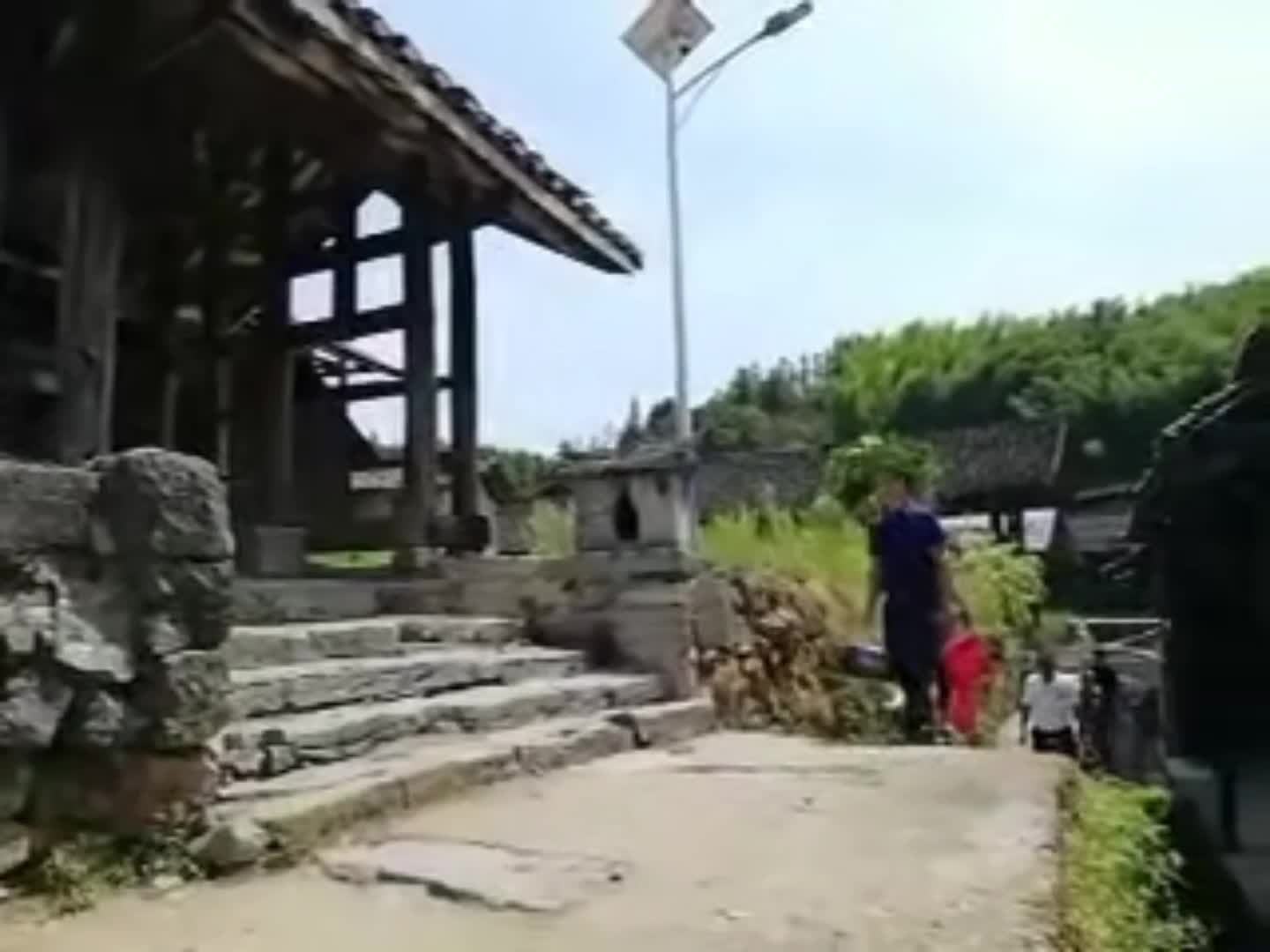 视频|中方甘冲村：中秋礼包情暖留守老人