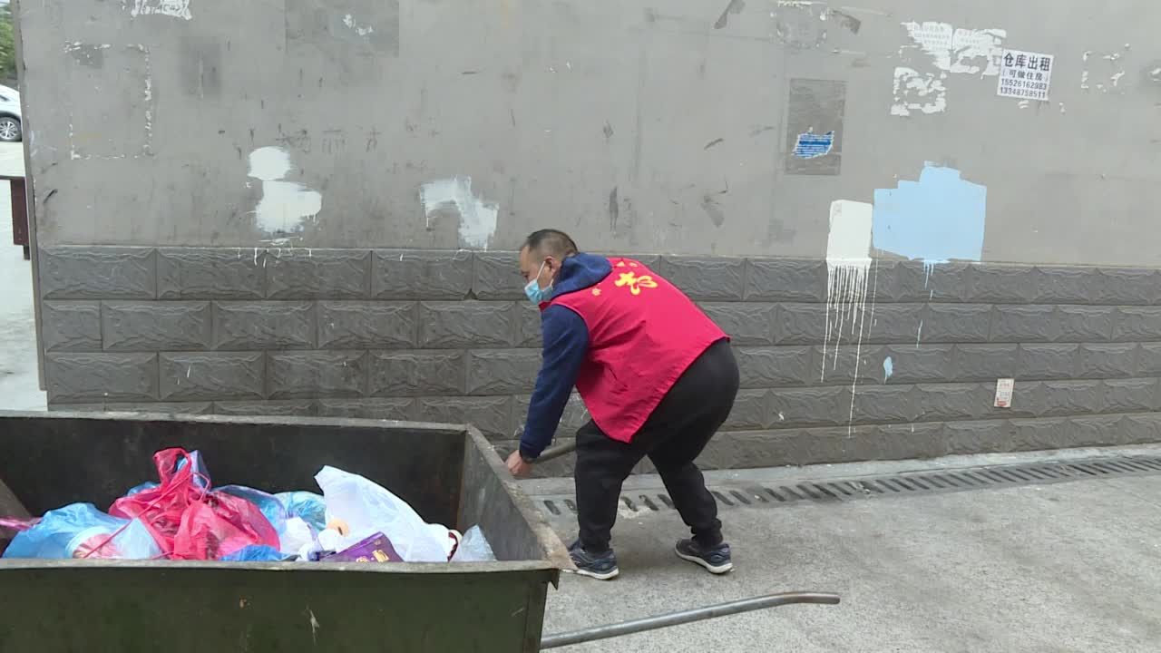 视频|防疫“守门员”，垃圾“清运工”！中方这个小区志愿者暖人心！