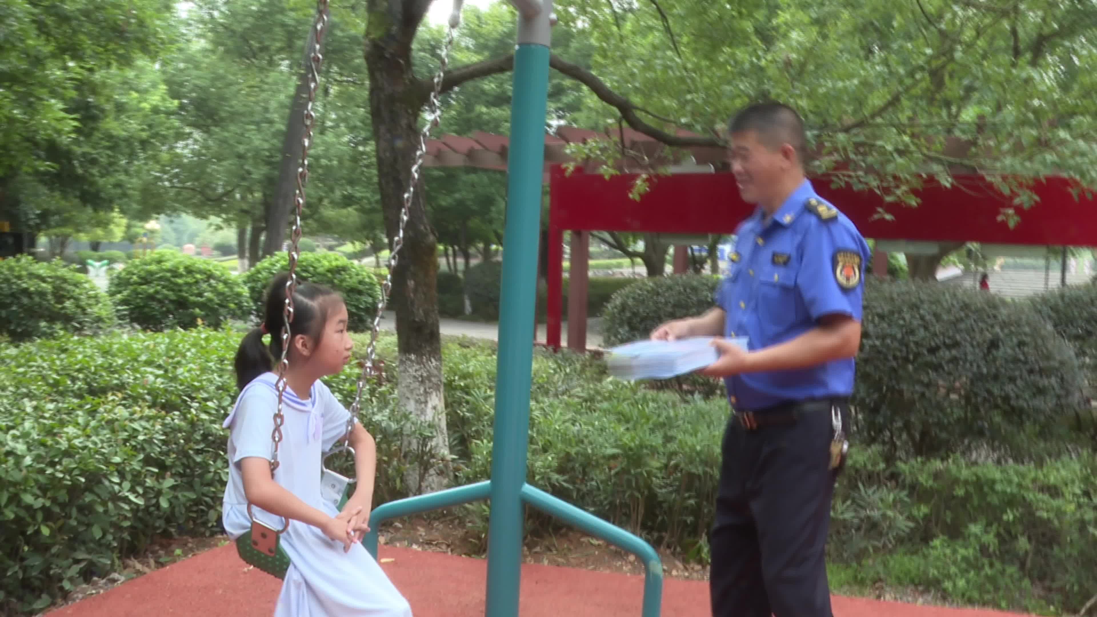 视频|县城管执法局：开展垃圾分类宣传活动 倡导绿色生活方式