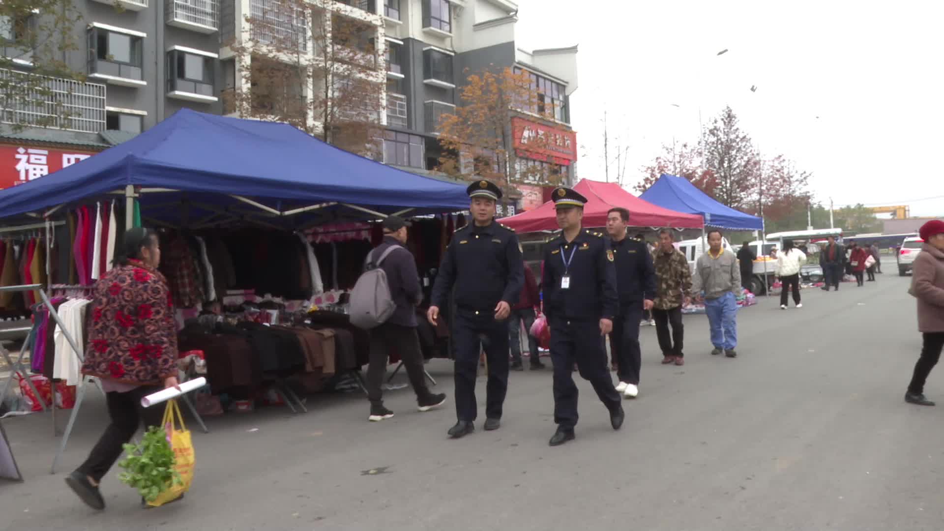 视频|中方县城管执法局开展农贸市场周边环境整治 提升城市“颜值”