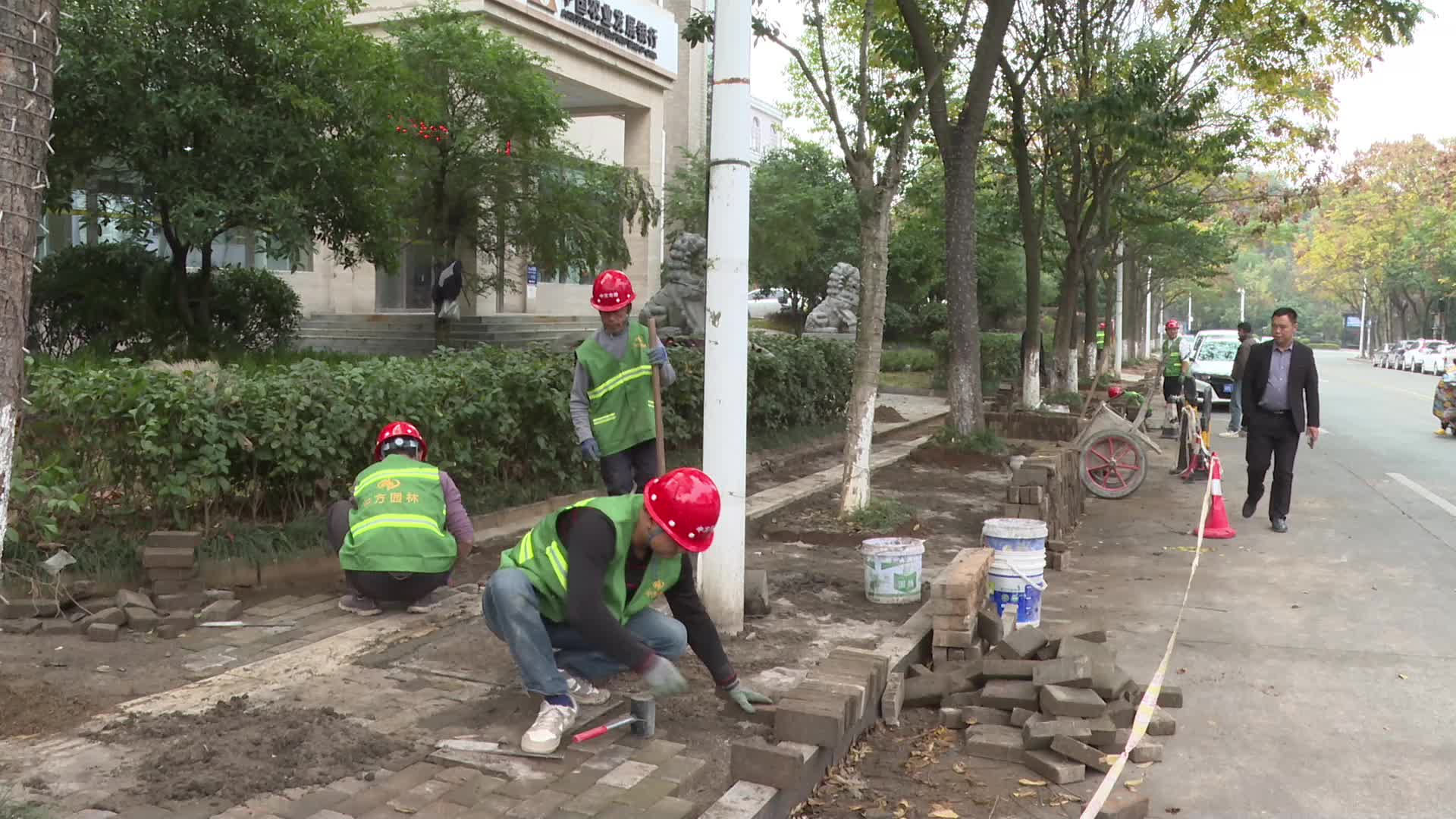 视频|中方县城管执法局：及时维修破损道路，保障市民出行