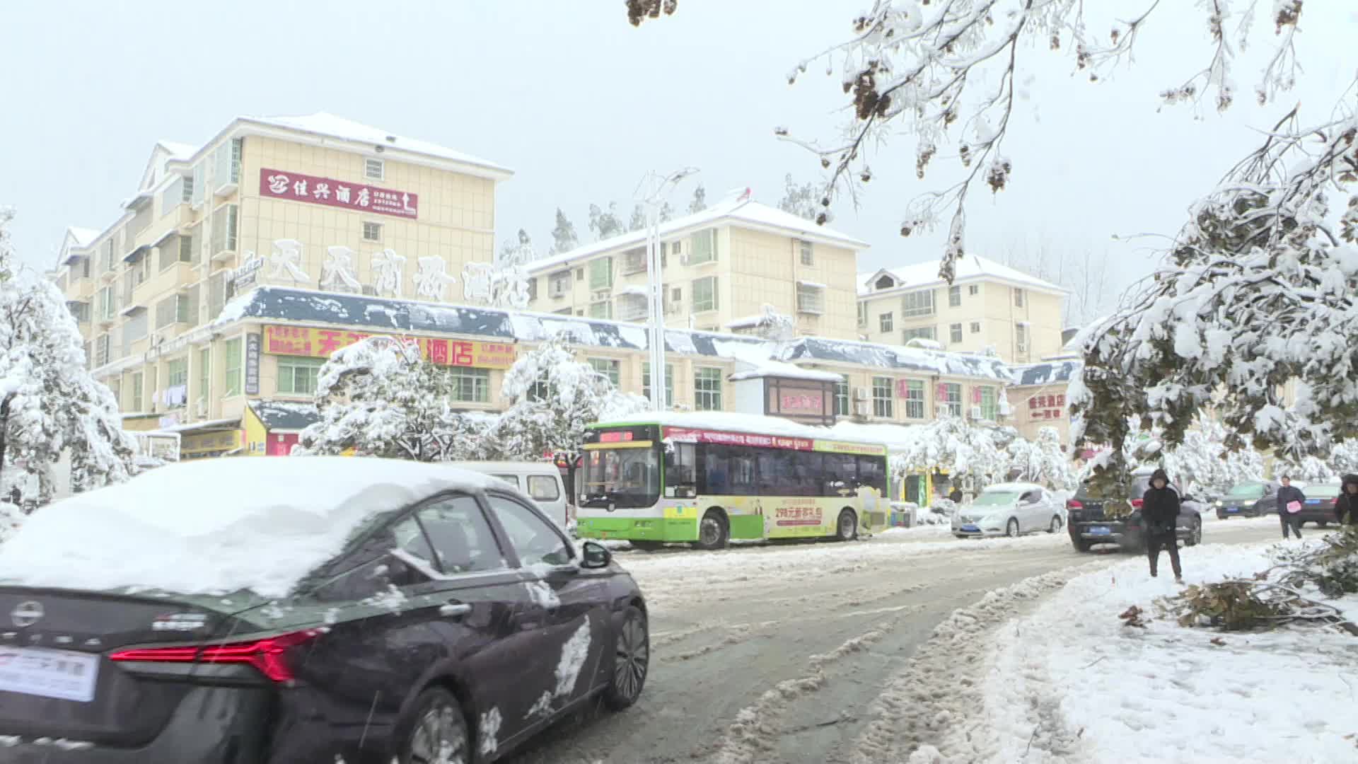 视频|中方县城管执法局：扫雪除冰 保障道路畅通