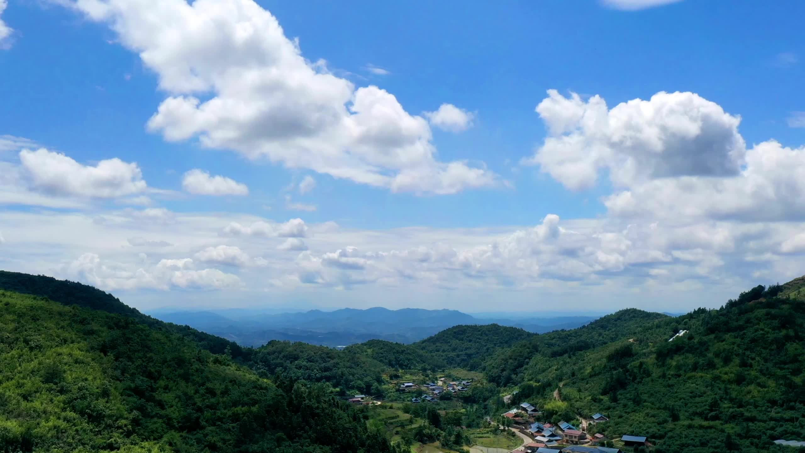 视频|蓝天白云与青山绿水相伴 是乡间夏天独有的浪漫